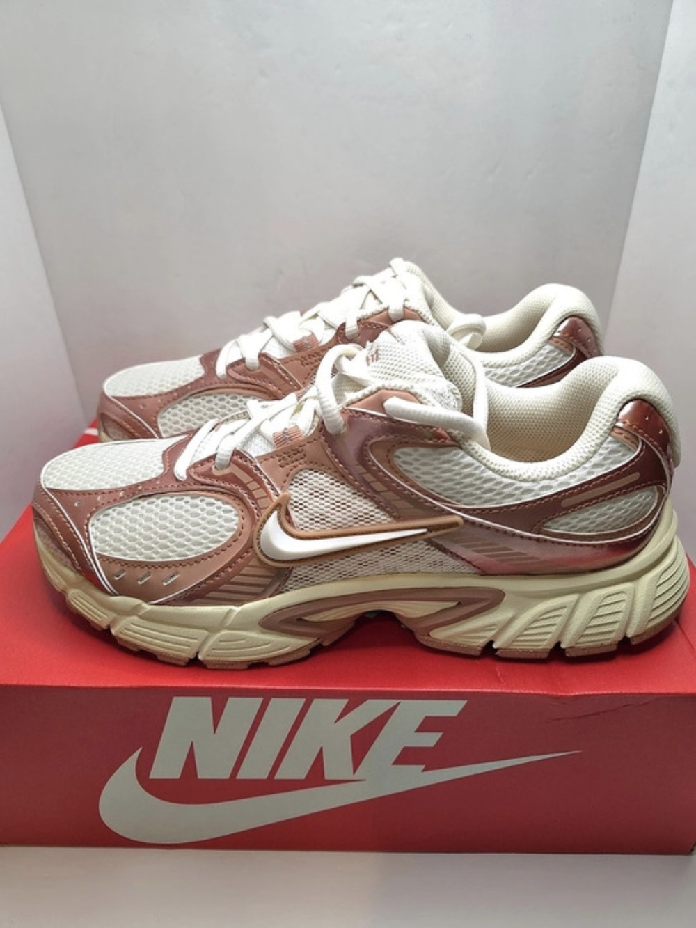 Nike V5 RNR Womens Running Shoes Sneakers Size 9 White  / Rose Gold IQ9426 133 - Picture 2 of 8